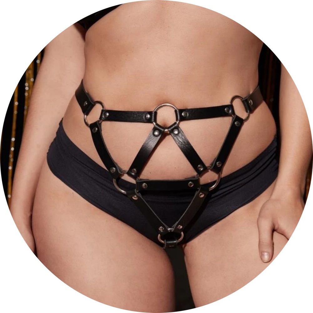 NWOT, Plus PU Ring Linked Thong